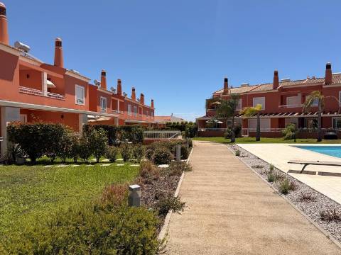 Moradia Geminada T3 Arrendamento em Alcantarilha e Pêra,Silves