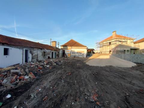 Terreno urbano com 21 metros de frente exclusivo no coração da Gafanha da Nazaré