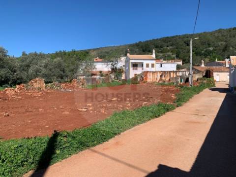 Terreno com ruína - construção de moradia unifamiliar