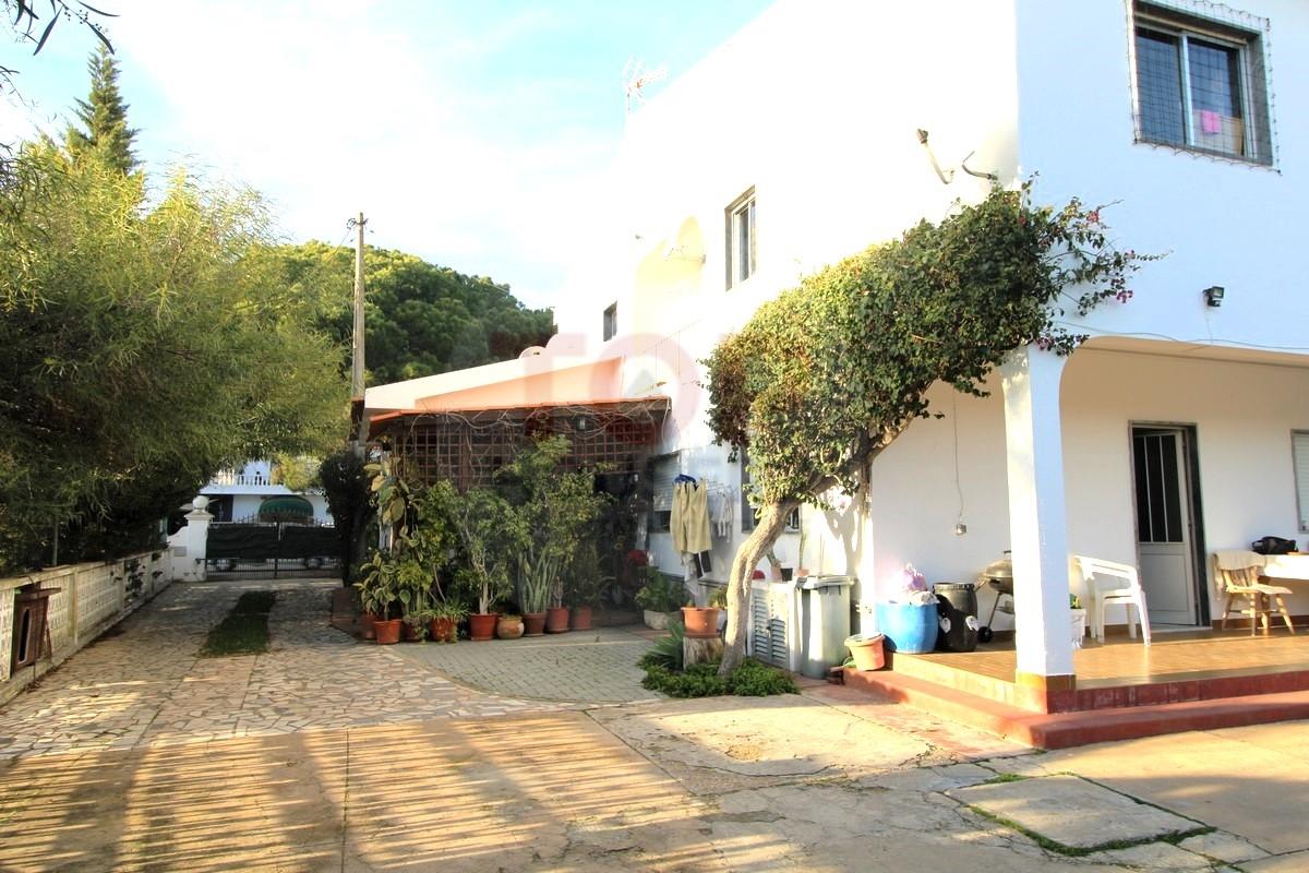 Moradia com 7 quartos  lote de 2245m2   Área Coberta de 328,50m2.