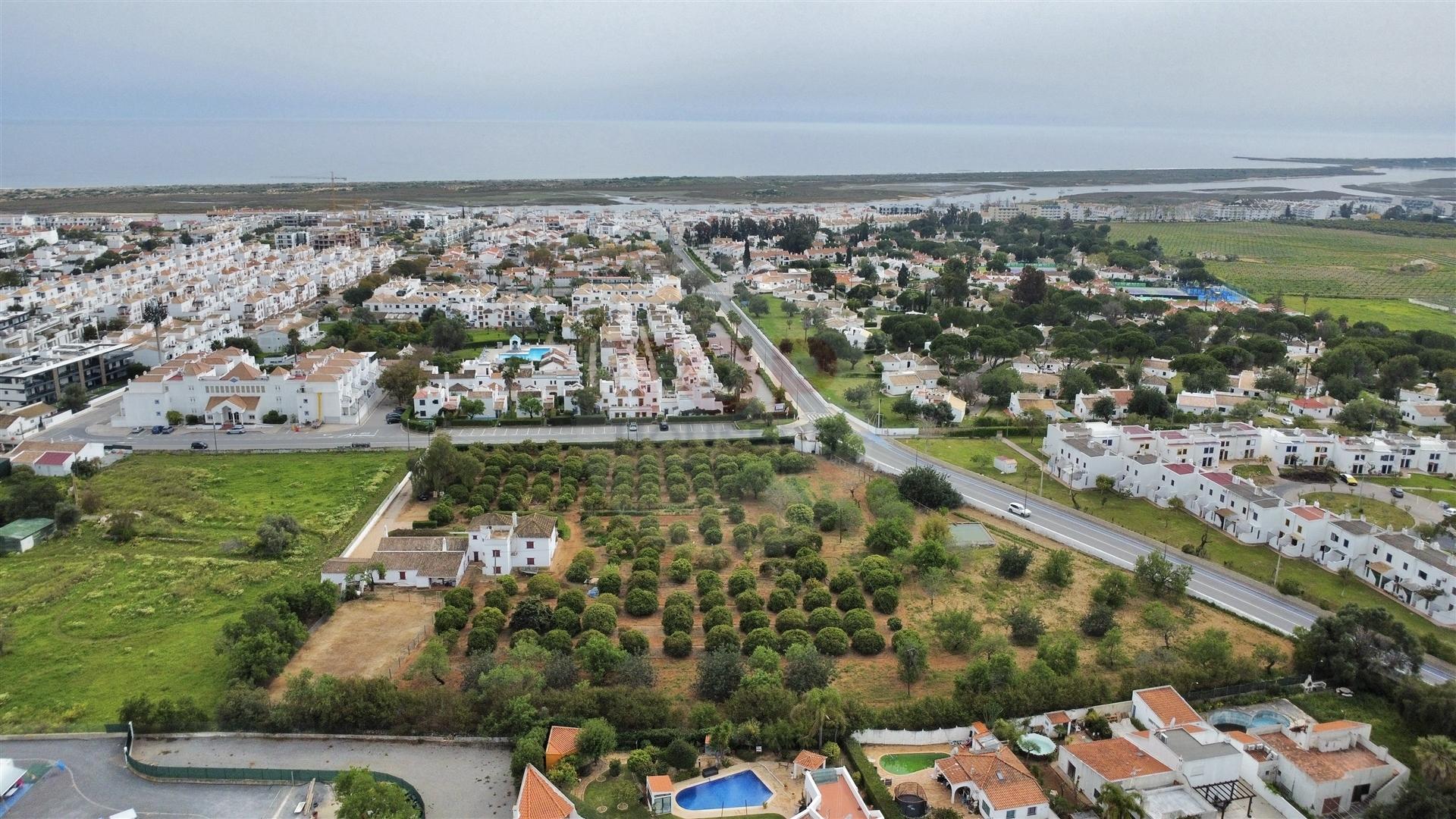 Terreno com viabilidade de construção para Empreendimento de Luxo em Cabanas de Tavira, Faro.