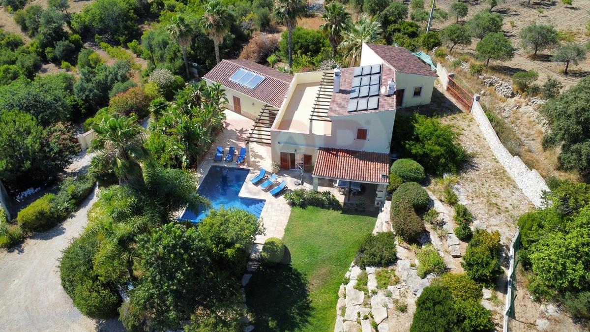 Moradia Isolada T6 com Vista Magnífica sobre a Serra em Estoi