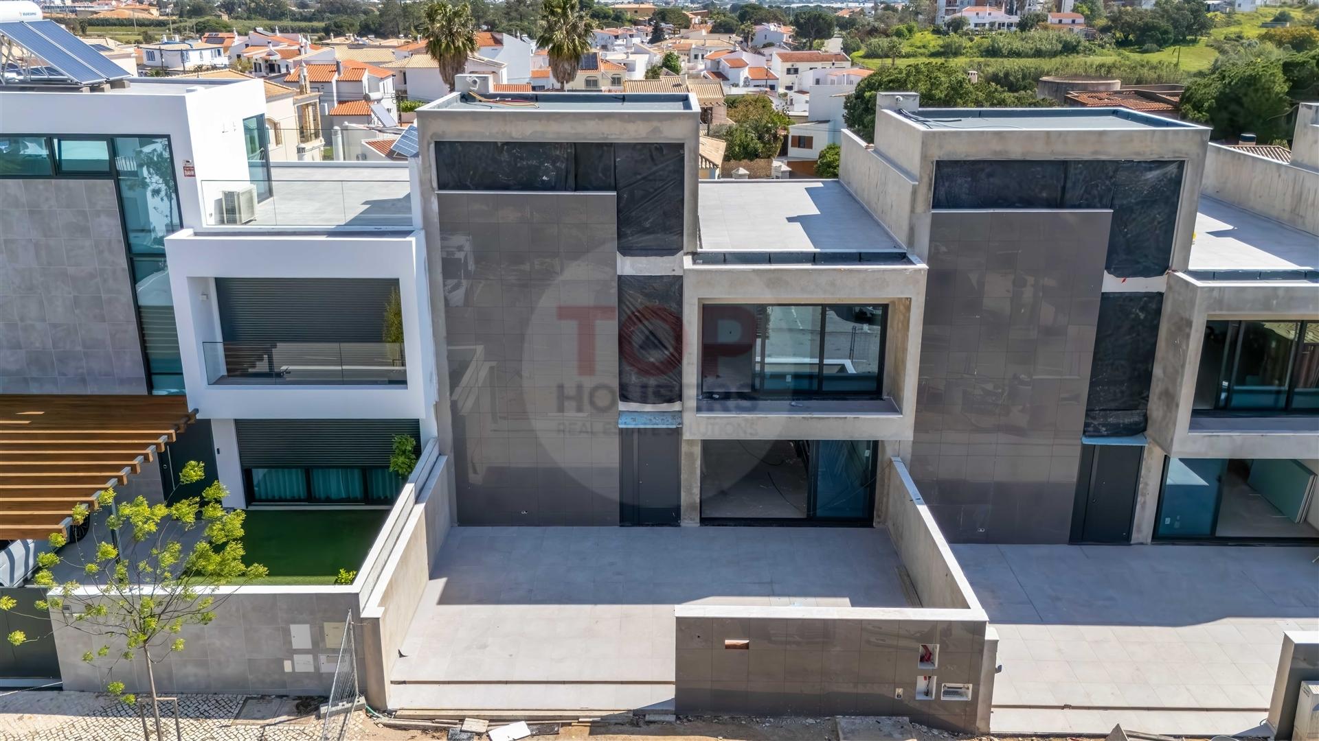 Moradia V3+1 de arquitetura contemporânea em Gambelas, Faro