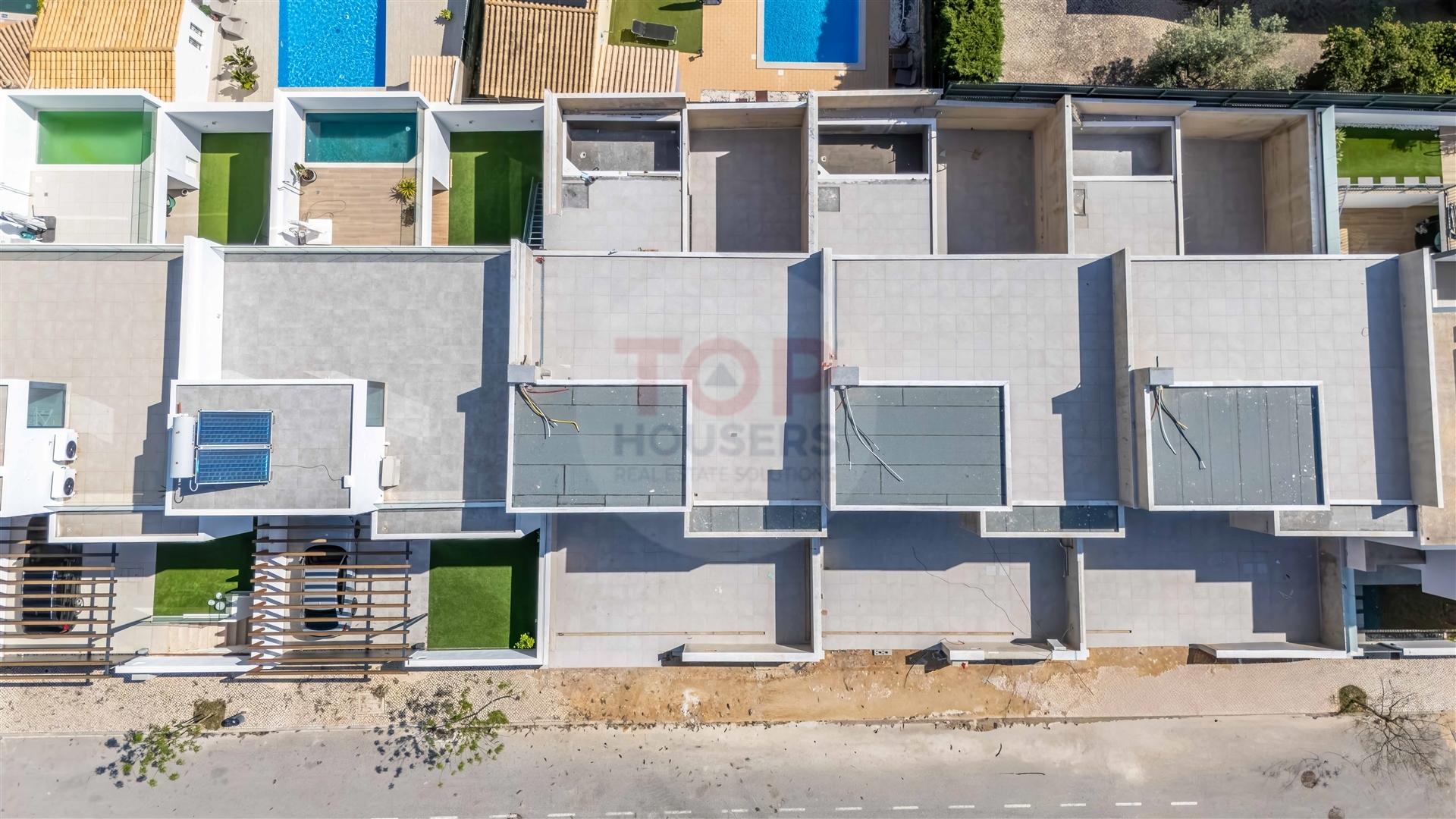 Moradia V3+1 de arquitetura contemporânea em Gambelas, Faro