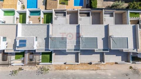 Moradia V3+1 de arquitetura contemporânea em Gambelas, Faro