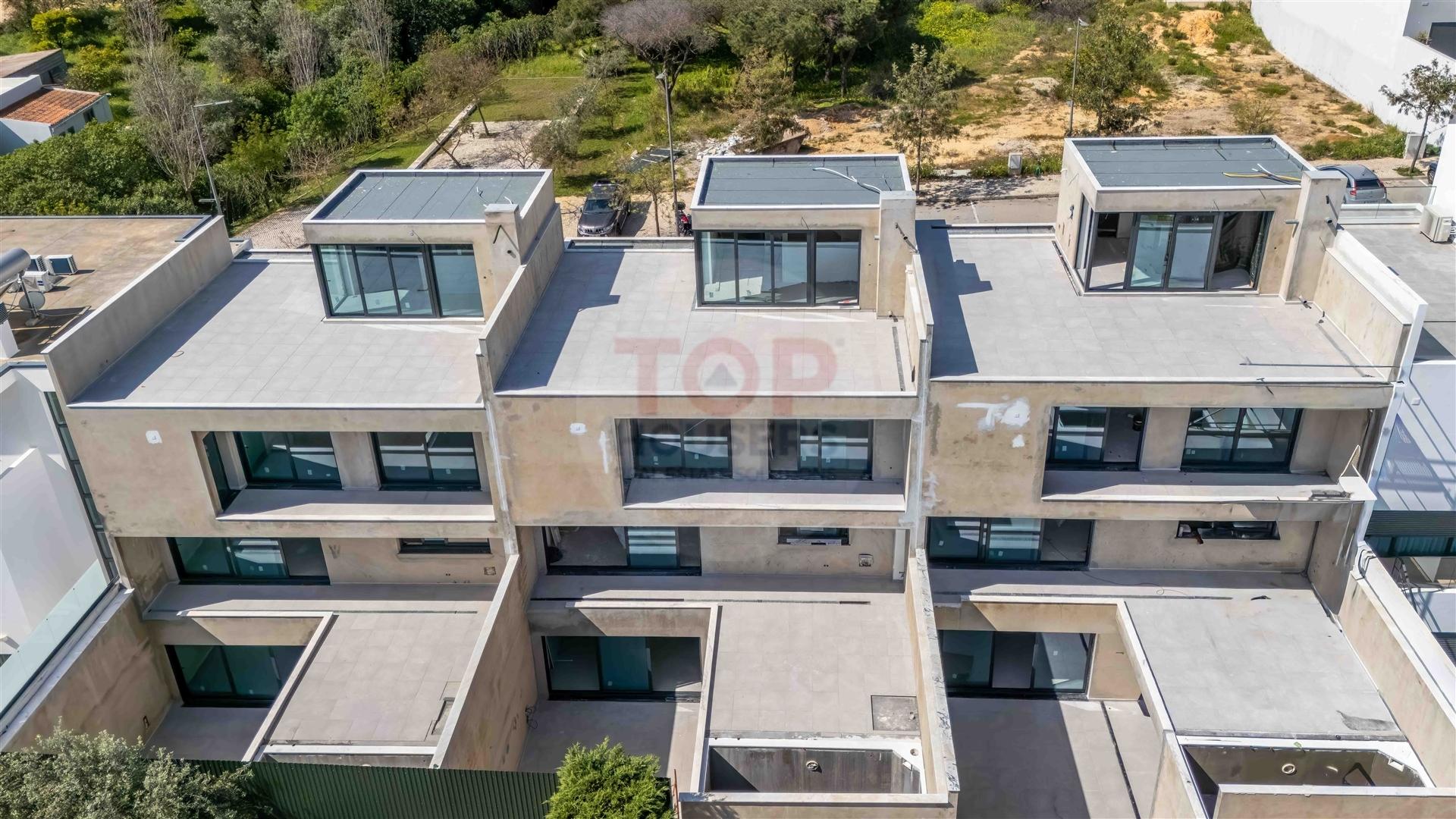 Moradia V3+1 de arquitetura contemporânea em Gambelas, Faro