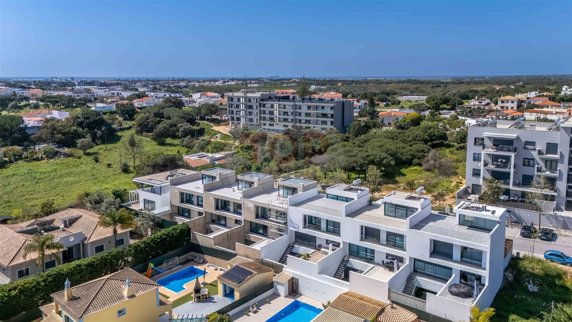 Moradia V3+1 de arquitetura contemporânea em Gambelas, Faro
