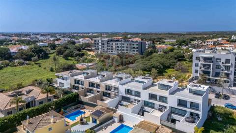 Moradia V3+1 de arquitetura contemporânea em Gambelas, Faro