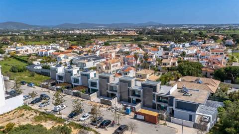 Moradia V3+1 de arquitetura contemporânea em Gambelas, Faro
