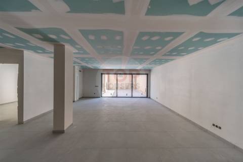 Moradia V3+1 de arquitetura contemporânea em Gambelas, Faro