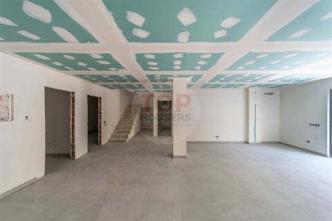 Moradia V3+1 de arquitetura contemporânea em Gambelas, Faro