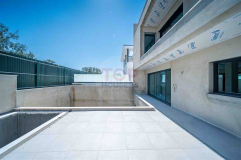 Moradia V3+1 de arquitetura contemporânea em Gambelas, Faro