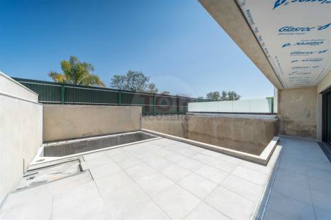 Moradia V3+1 de arquitetura contemporânea em Gambelas, Faro