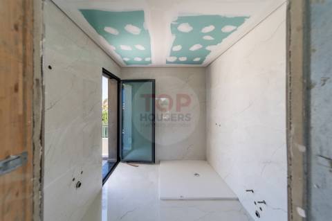 Moradia V3+1 de arquitetura contemporânea em Gambelas, Faro