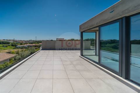 Moradia V3+1 de arquitetura contemporânea em Gambelas, Faro