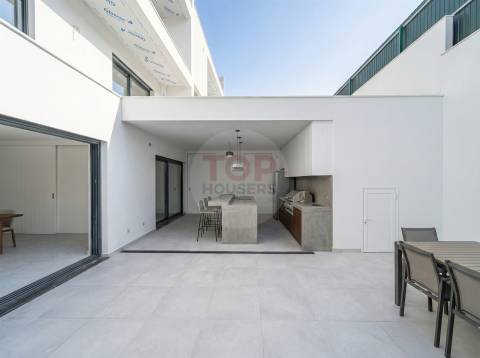 Moradia V3+1 de arquitetura contemporânea em Gambelas, Faro