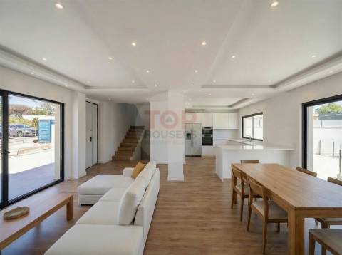 Moradia V3+1 de arquitetura contemporânea em Gambelas, Faro