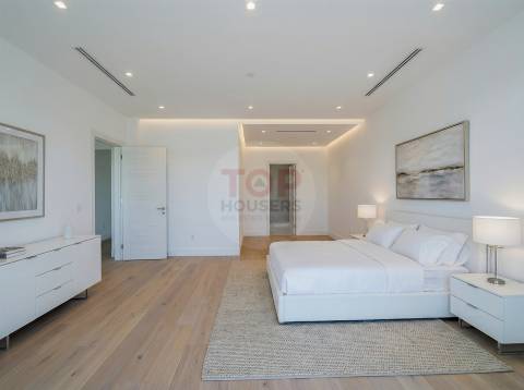Moradia V3+1 de arquitetura contemporânea em Gambelas, Faro