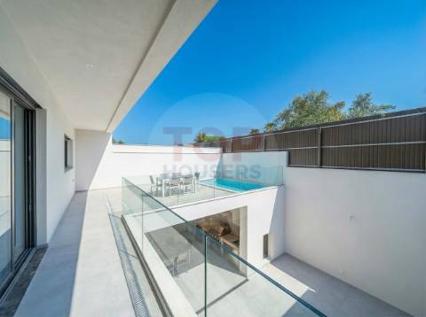 Moradia V3+1 de arquitetura contemporânea em Gambelas, Faro