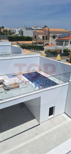 Moradia V3+1 de arquitetura contemporânea em Gambelas, Faro
