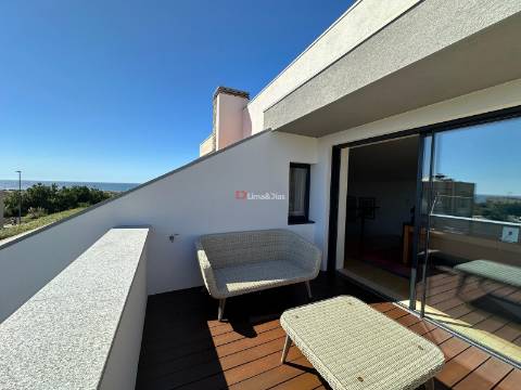 Moradia de Luxo T-3 à praia da Madalena