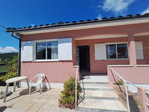 CPM20406 Moradia T3+1 Bordonhos,  Viseu à EN227,  4 frentes c terreno Estrada Principal perto Escola