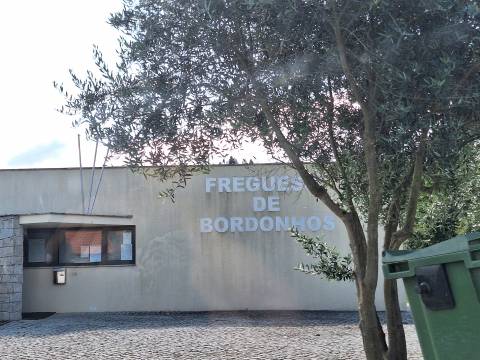 CPM20406 Moradia T3+1 Bordonhos,  Viseu à EN227,  4 frentes c terreno Estrada Principal perto Escola