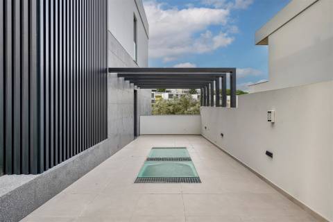 Moradia T4 de luxo com elevador, em construção no Estoril.