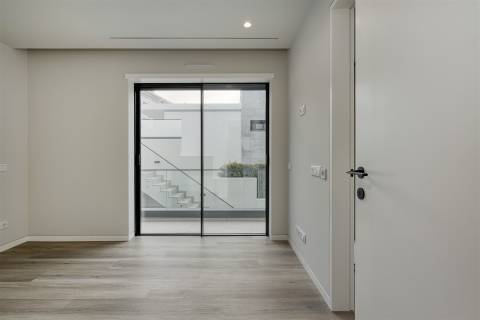 Moradia T4 de luxo com elevador, em construção no Estoril.
