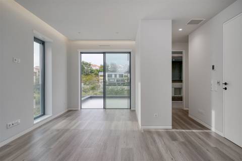 Moradia T4 de luxo com elevador, em construção no Estoril.