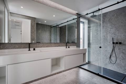 Moradia T4 de luxo com elevador, em construção no Estoril.