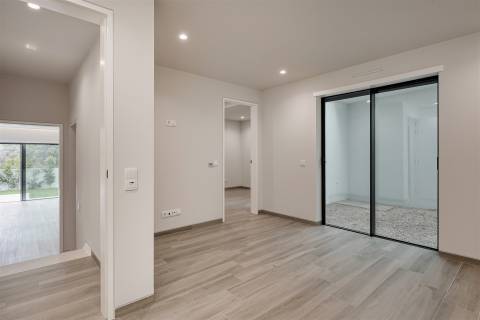 Moradia T4 de luxo com elevador, em construção no Estoril.