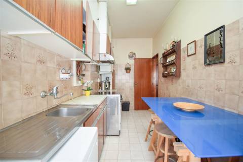 Oportunidade na Torre da Marinha: Apartamento T2 com Excelente Localização