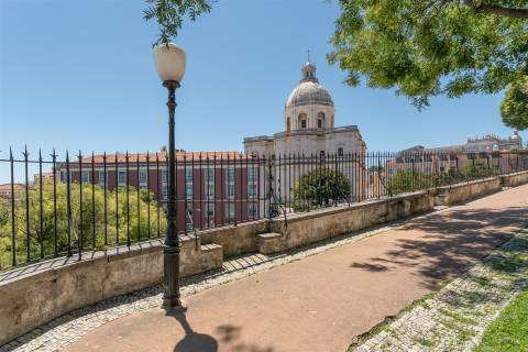 Apartamento T2 renovado, às portas de Alfama, Lisboa.