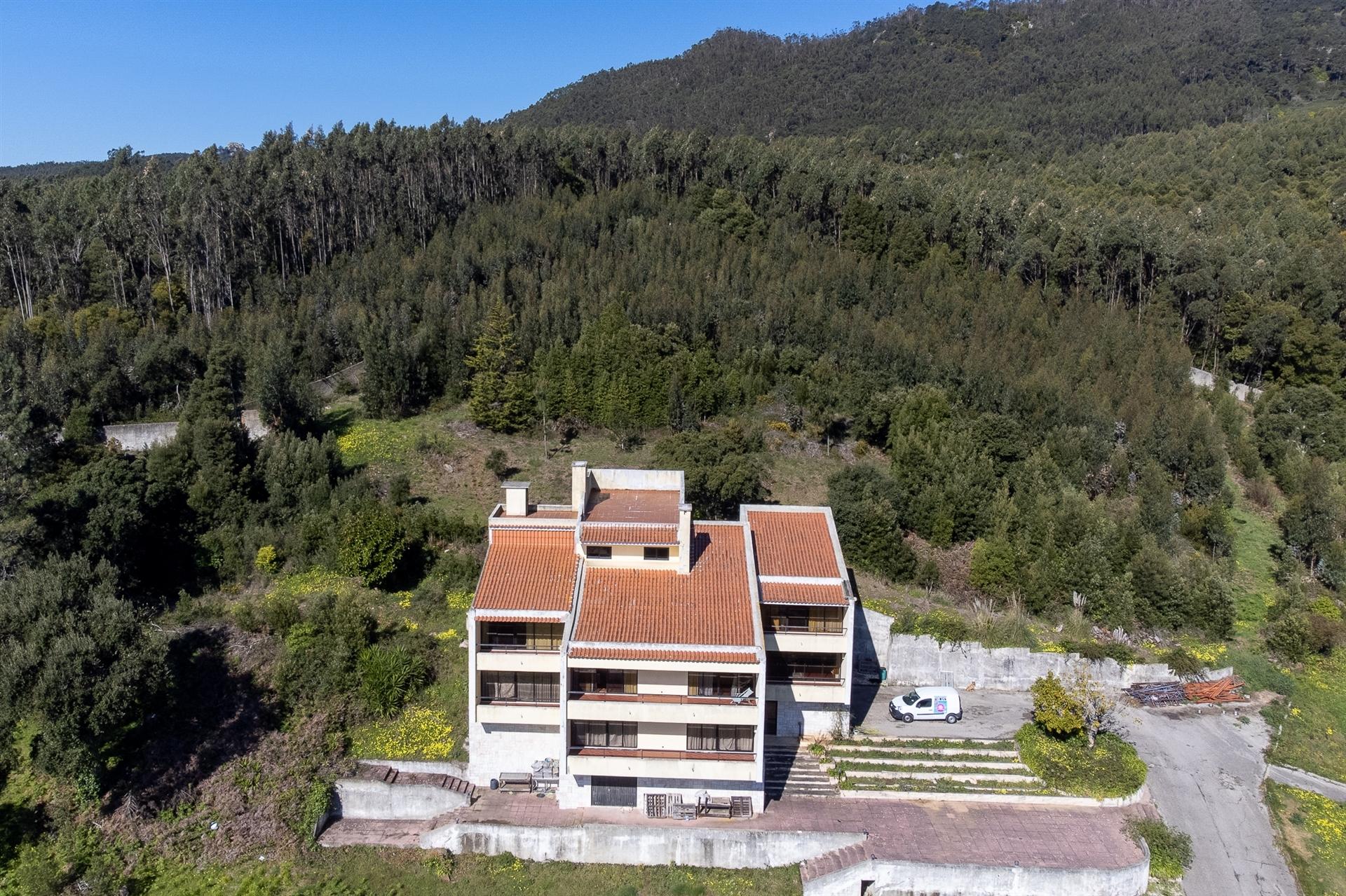 Moradia 10 assoalhadas com vista deslumbrante de Mar e de Serra.