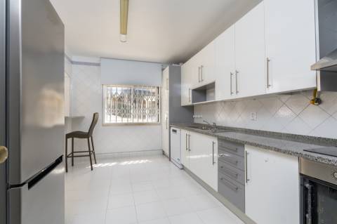 Apartamento com três quartos, varanda, terraço, box no Estoril