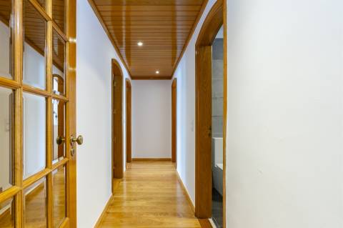Apartamento com três quartos, varanda, terraço, box no Estoril