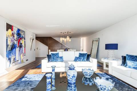 Duplex T3 em primeira linha mar, condomínio de luxo em Cascais