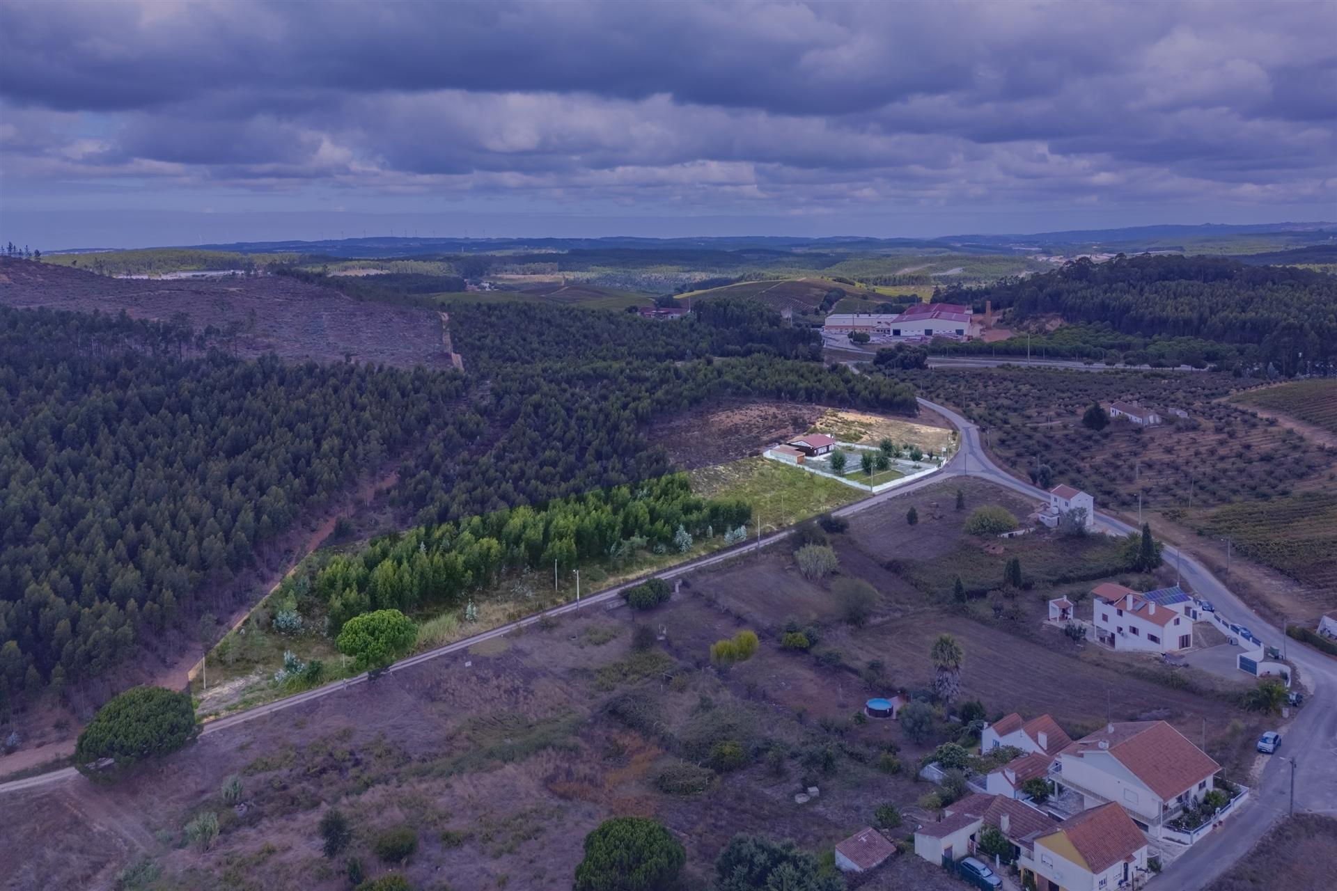 Lote de Terreno para construção 1000 m2.   Inserido em loteamento  para 7 moradias.