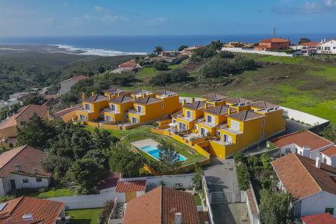 MORADIA T3+1  EM CONDOMÍNIO FECHADO NA MALVEIRA DA SERRA