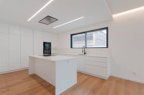 Moradia  Isolada T4 com piscina, jardim e garagem em Murches.
