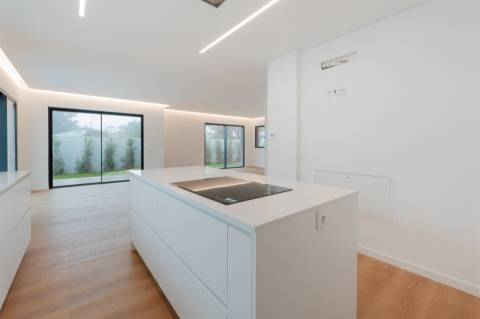 Moradia  Isolada T4 com piscina, jardim e garagem em Murches.