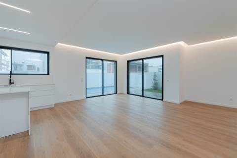 Moradia  Isolada T4 com piscina, jardim e garagem em Murches.