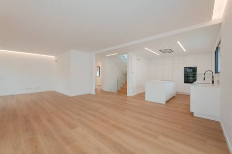 Moradia  Isolada T4 com piscina, jardim e garagem em Murches.