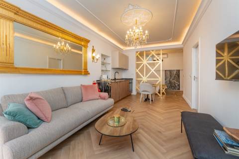 Apartamento T0 Elegante e Totalmente Equipado no Coração da Misericórdia, Lisboa  ​​​​​​​Remodelado