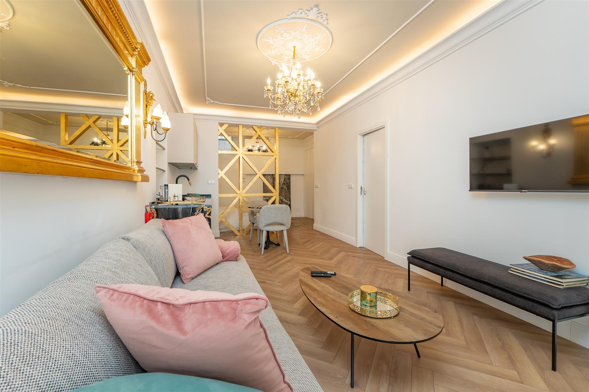Apartamento T0 Elegante e Totalmente Equipado no Coração da Misericórdia, Lisboa  ​​​​​​​Remodelado