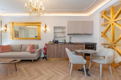Apartamento T0 Elegante e Totalmente Equipado no Coração da Misericórdia, Lisboa  ​​​​​​​Remodelado