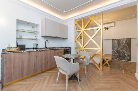 Apartamento T0 Elegante e Totalmente Equipado no Coração da Misericórdia, Lisboa  ​​​​​​​Remodelado