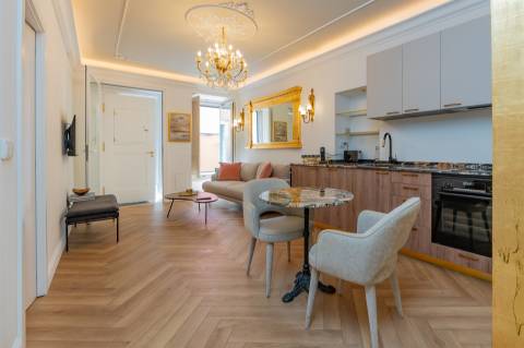 Apartamento T0 Elegante e Totalmente Equipado no Coração da Misericórdia, Lisboa  ​​​​​​​Remodelado