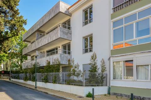 Moderno Apartamento  T3+1 no Centro de Carcavelos.